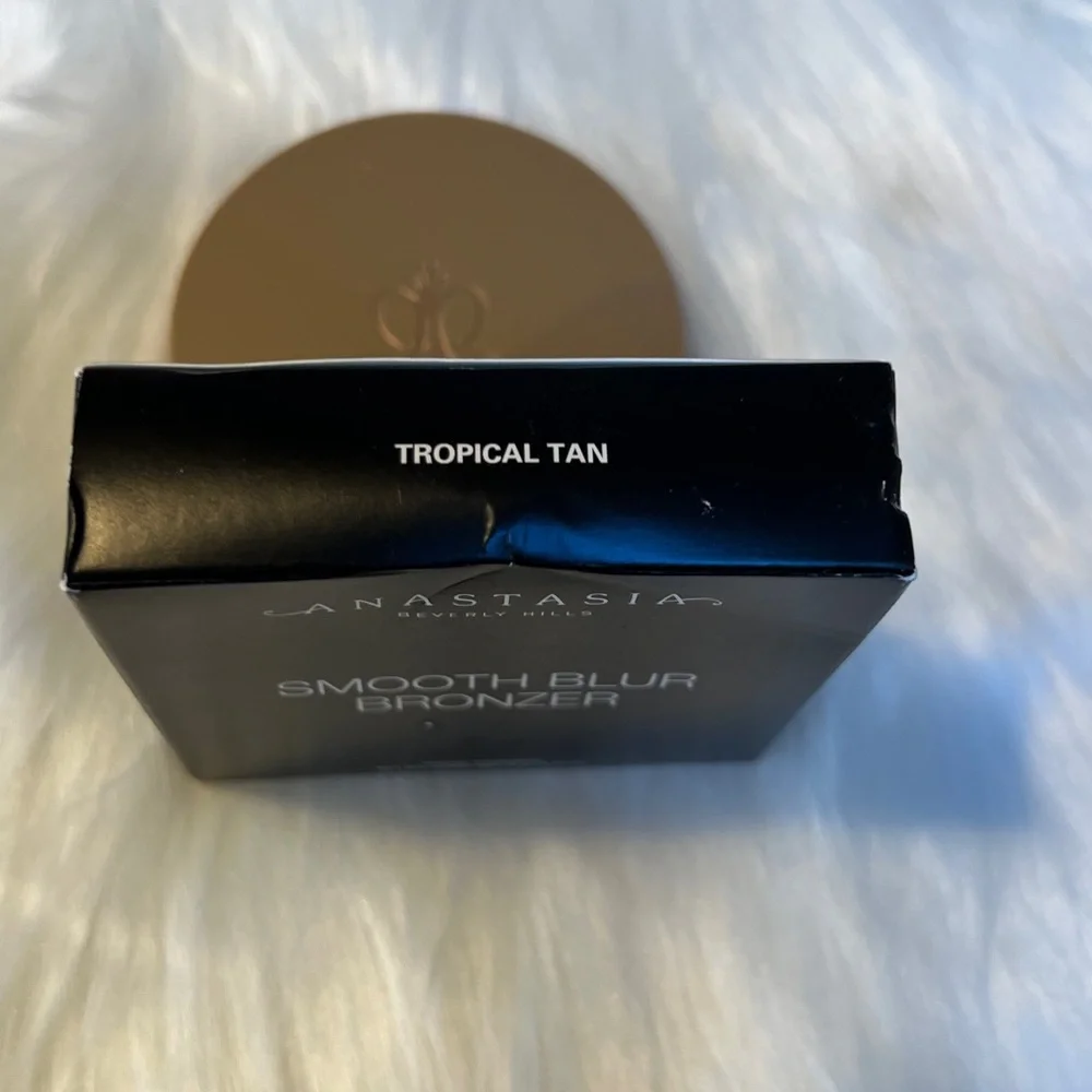 Anastasia Beverly Hills Smooth Blur Bronzer in Gold Compact - Tropical Tan